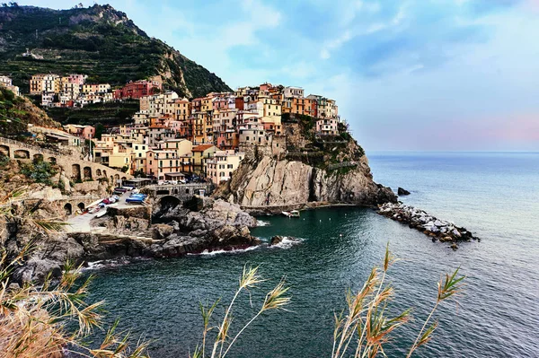 Puesta de sol sobre Manarola. Italia — Foto de Stock