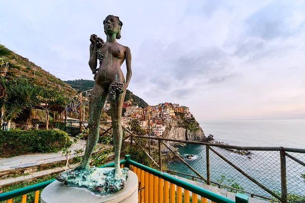 A estátua da Senhora das Vinhas em Manarola — Fotografia de Stock