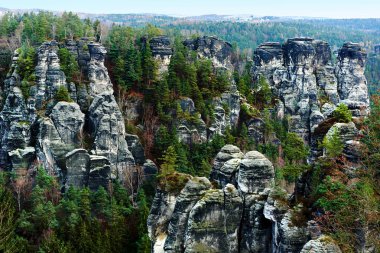 Ismarlayarak Bastei. Almanya'da bir kaya oluşumu olduğunu