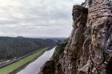 Elbe Nehri ve Wartturm taş görünümü