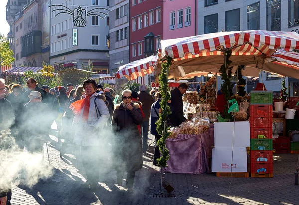 Bir Nürnberg'in Noel piyasasında insan kalabalığı. Almanya — Stok fotoğraf