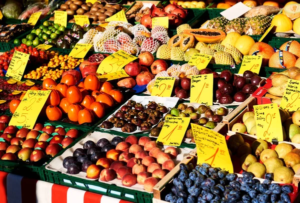 Marknadsstånd med olika frukter i Nürnberg city. — Stockfoto