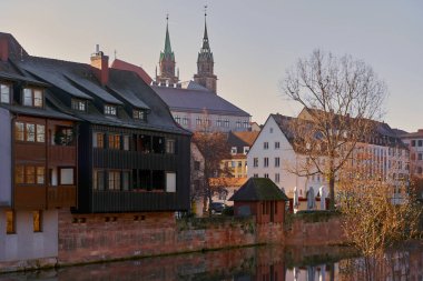 Antik mimari ve Nürnberg'deki Pegnitz Nehri