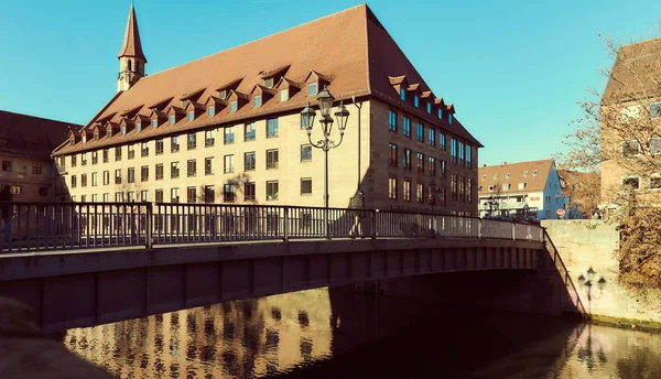 Forntida arkitektur och The Pegnitz floden i Nürnberg — Stockfoto