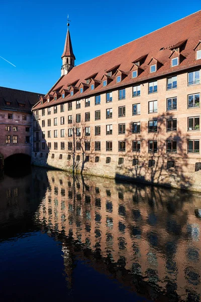 Arquitetura antiga e o rio Pegnitz em Nuremberga — Fotografia de Stock