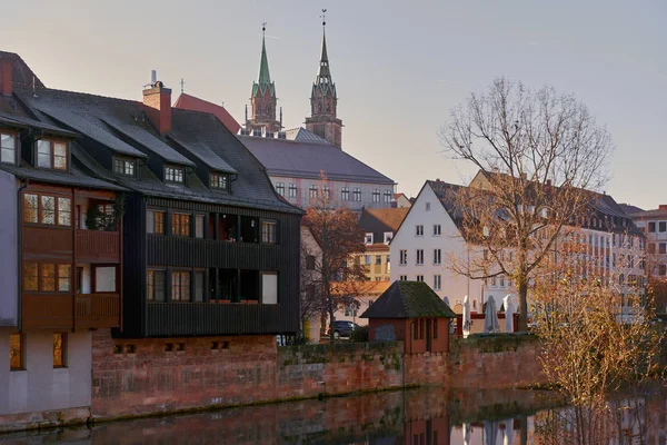 Antik mimari ve Nürnberg'deki Pegnitz Nehri — Stok fotoğraf