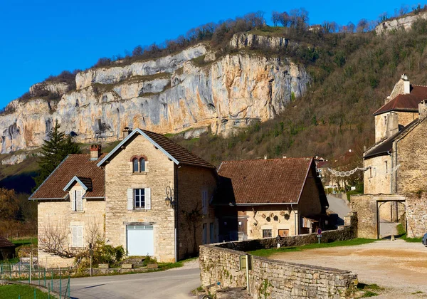 Vista de la aldea Baume-les-Messieurs. Francia — Foto de Stock