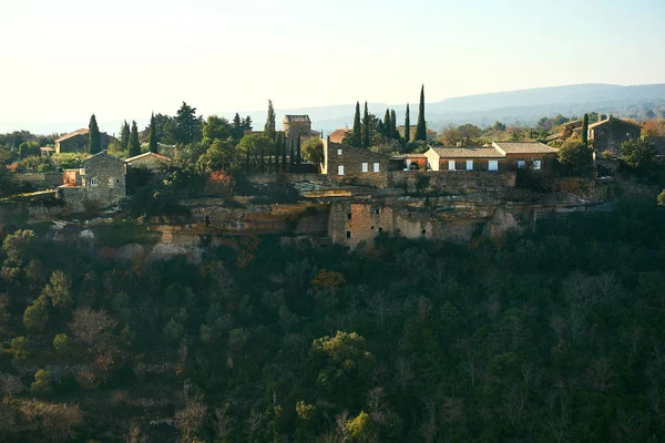 Vista a Gordes, es un pueblo muy hermoso en la cima de una colina en Francia —  Fotos de Stock