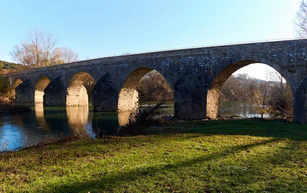 Ancien pont à La Roque-sur-Ceze, France — Photo
