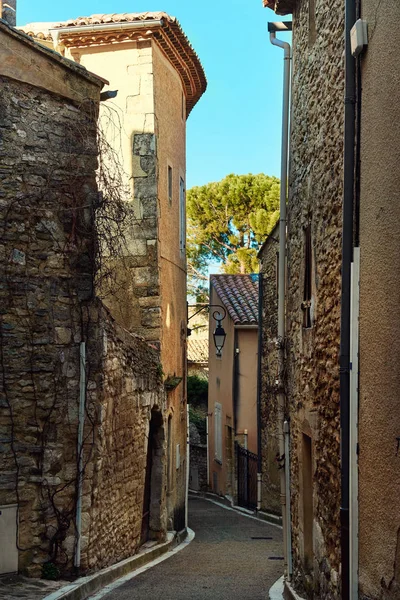 Encantadora rua estreita de Venasque. França — Fotografia de Stock