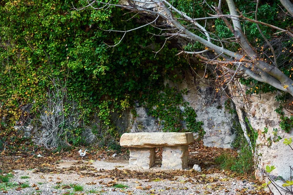 Panchina di pietra. Villaggio Venasque in Provenza-Alpi-Costa Azzurra — Foto Stock