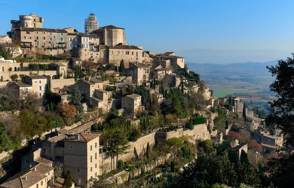 Vista a Gordes, es un hermoso pueblo en la cima de una colina en Francia . — Foto de Stock