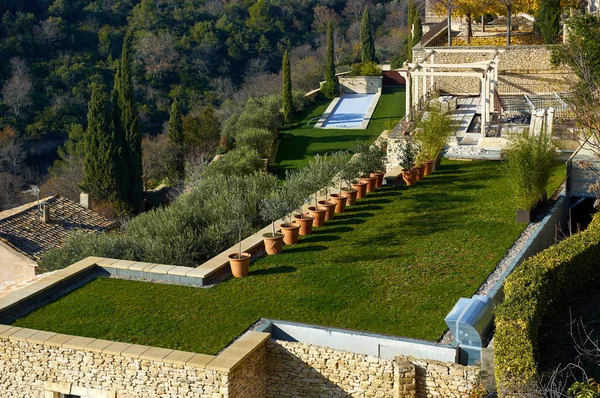 Patio bien cuidado en Provenza. Francia — Foto de Stock