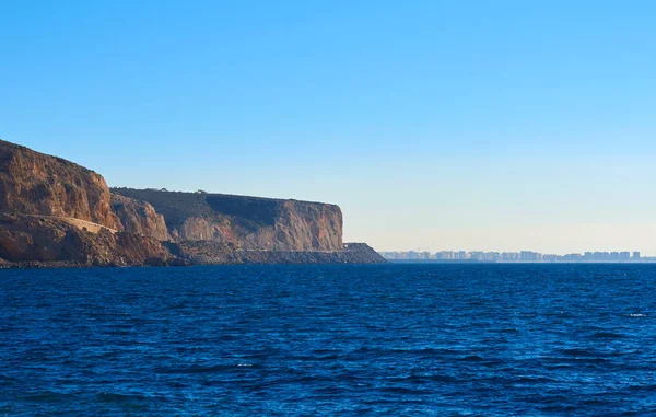 Almeria Panorama a skalnaté pobřeží. Jižní Španělsko. — Stock fotografie