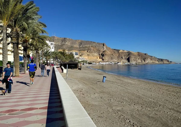 Gente caminando por el paseo marítimo de Aguadulce. España —  Fotos de Stock