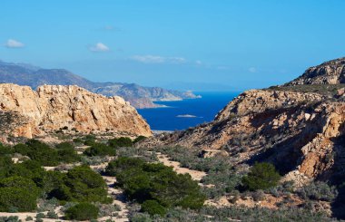 Cabo de Gata-Nijar doğal Park kayalık sahil şeridi. İspanya