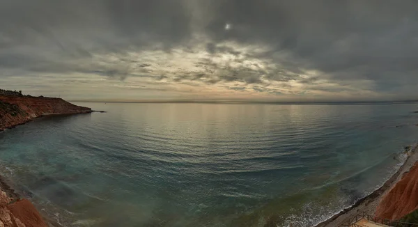 Náladová obloha nad Středozemním mořem v Dehesa de Campoamor. Španělsko — Stock fotografie