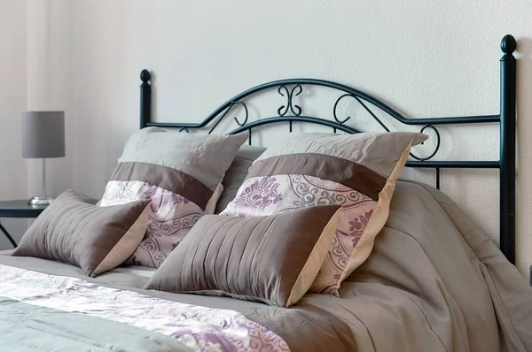 Poduszki na łóżku w sypialni — Zdjęcie stockowe
