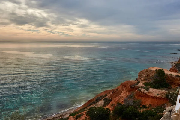 Skalnaté pobřeží Dehesa de Campoamor. Španělsko — Stock fotografie