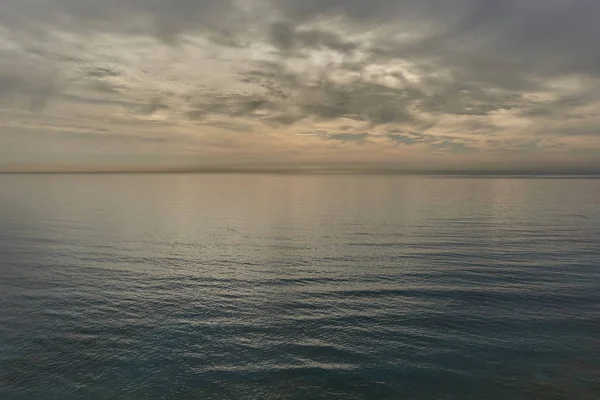 Cielo alegre sobre el mar Mediterráneo en Dehesa de Campoamor . — Foto de Stock