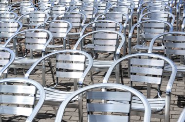 Bir satır içinde metal sandalyeler