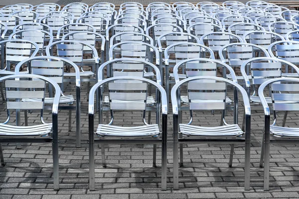 Metalen stoelen in een rijen — Stockfoto