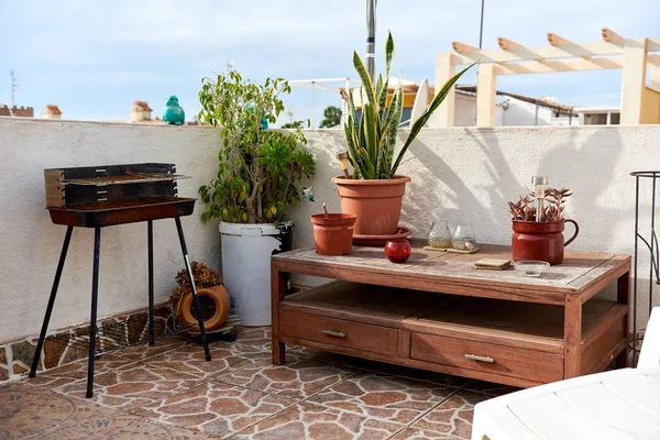 Bonita terraza de verano con barbacoa — Foto de Stock
