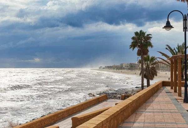 Promenádě v letovisku Roquetas de Mar. bouřlivé počasí. — Stock fotografie