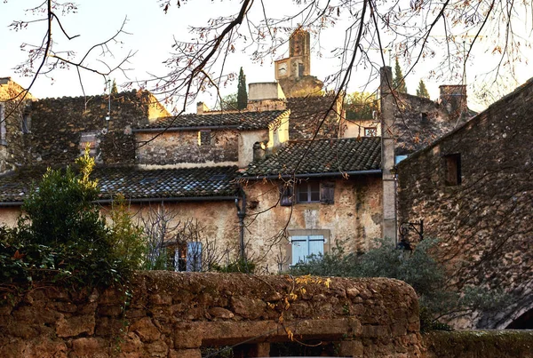 Lourmarin şehrin büyüleyici antik cadde. Fransa — Stok fotoğraf