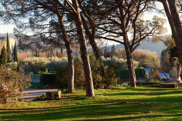 Park of Lourmarin. Provence-Alpes-Cote d'Azur. France — Stock Photo, Image