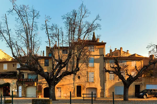 Starověká architektura v Lourmarin Francie — Stock fotografie