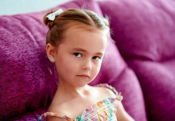 Retrato de una niña bonita — Foto de Stock