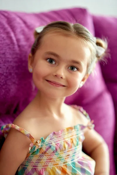 Küçük güzel bir kızın portresi. — Stok fotoğraf