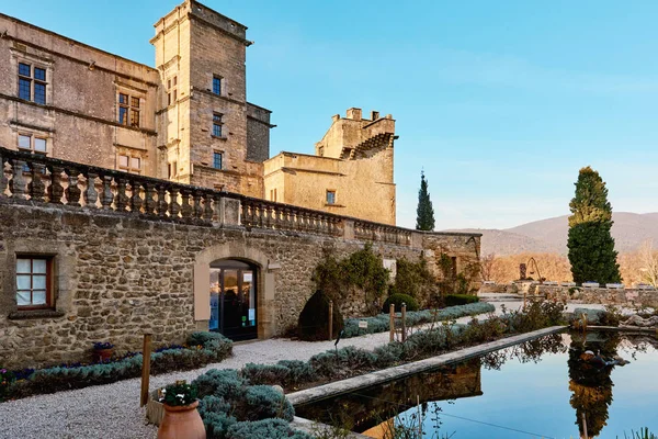 Castelo Medieval de Lourmarin. França — Fotografia de Stock