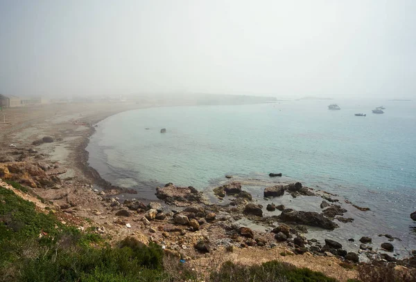 Rotsachtige kustlijn van het eiland Tabarca. Spanje — Stockfoto