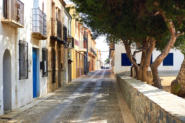 Uroczy, wąskiej ulicy w wyspa Tabarca. Hiszpania — Zdjęcie stockowe