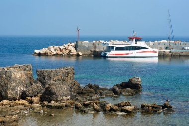 Hızlı feribot lagün Tabarca Adası'nda. İspanya