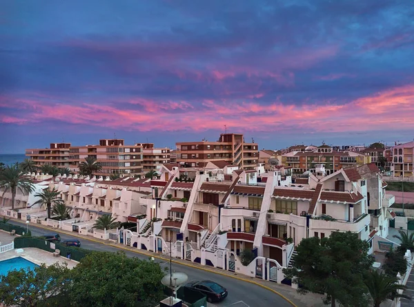 夕暮れ時のスペインの典型的な都市化. — ストック写真