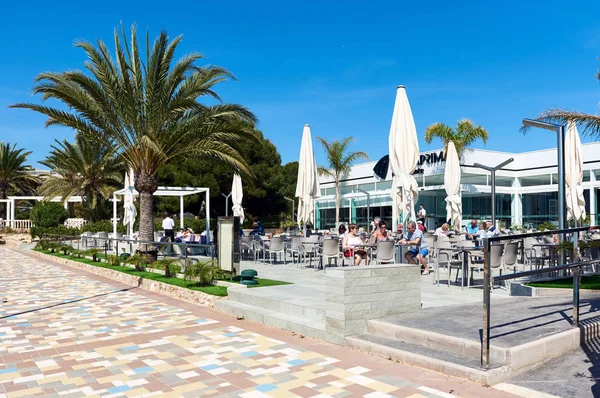 Tourists sitting in a seafront cafe. — Stock Photo, Image