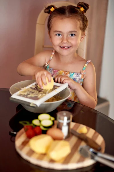 감자 팬케이크 집에서 요리 하는 귀여운 어린 소녀 — 스톡 사진
