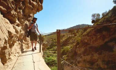 Ahşap yaya köprüsü üzerinde bir dağlar üzerinde yürüyen adam traveler