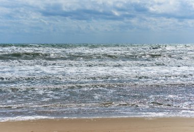 Bulutlu gökyüzü ve Akdeniz denizin dalgaları breaking 