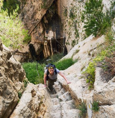 Adam gezgin bir basamaklı dağ yol tırmanma. İspanya