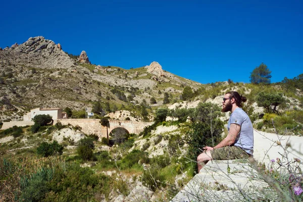 Bir kenarında oturan adam traveler — Stok fotoğraf