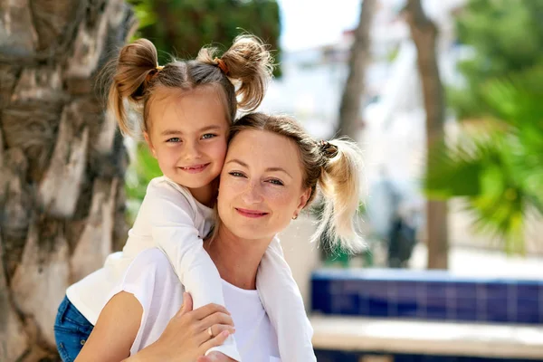 Schöne Mutter und Tochter im Freien — Stockfoto