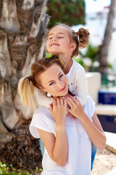 Schöne Mutter und Tochter im Freien — Stockfoto