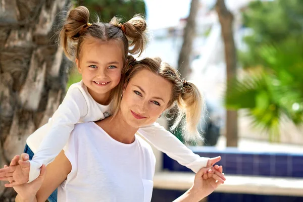 Schöne Mutter und Tochter im Freien — Stockfoto
