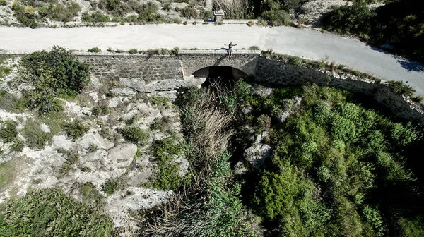 Homme voyageur assis sur le bord du barrage — Photo