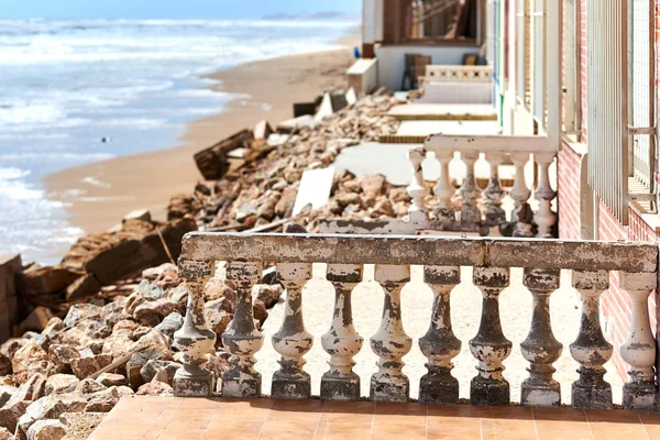 Поврежденные пляжные дома. Испания — стоковое фото