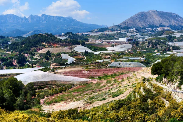 Valle con montañas y invernaderos en España — Foto de Stock